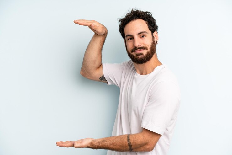 Foto segurando um objeto com as duas mãos no espaço de cópia lateral mostrando a oferta ou publicidade de um objeto