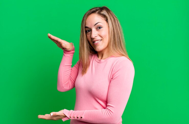 Foto segurando um objeto com as duas mãos no espaço de cópia lateral mostrando a oferta ou publicidade de um objeto