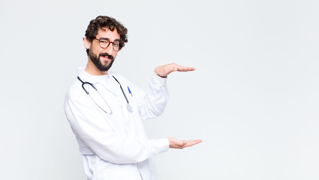 Segurando um objeto com as duas mãos no espaço lateral da cópia, mostrando, oferecendo ou anunciando um objeto