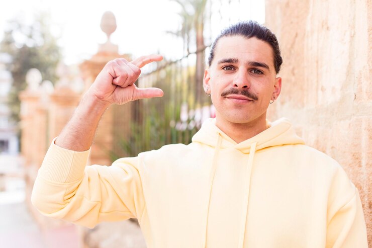 Foto segurando um objeto mostrando oferecendo ou anunciando algo pequeno