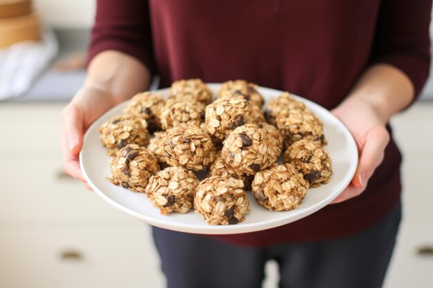 Foto segurando um prato de muffin