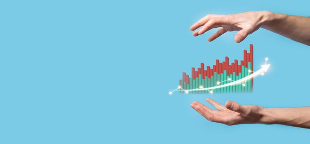 Segure a mão desenhando no gráfico crescente de tela, seta do ícone de crescimento positivo. Apontando para o gráfico de negócios criativos com setas para cima. Conceito de crescimento financeiro, de negócios.