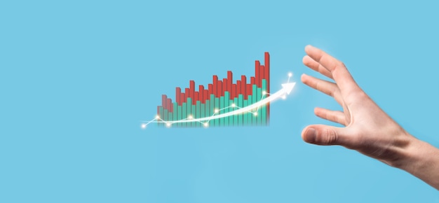 Segure a mão desenhando no gráfico de crescimento de tela, seta do ícone de crescimento positivo. Apontando para o gráfico de negócios criativos com setas para cima. Conceito de crescimento financeiro, de negócios.