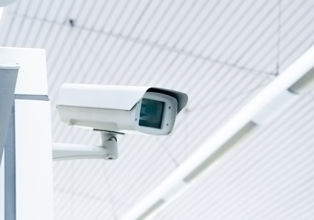 Seguridad, cámara CCTV en el edificio de oficinas