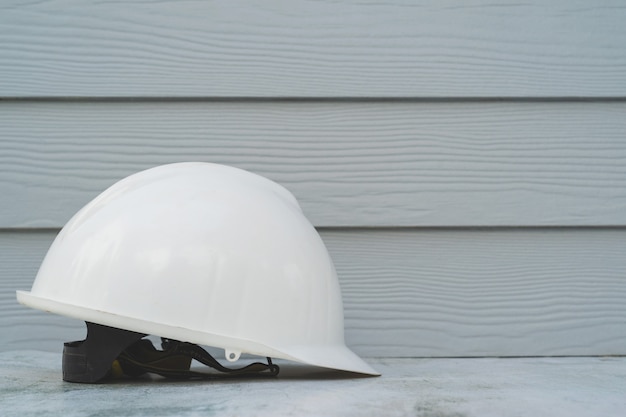 Foto seguridad del casco en piso de concreto.