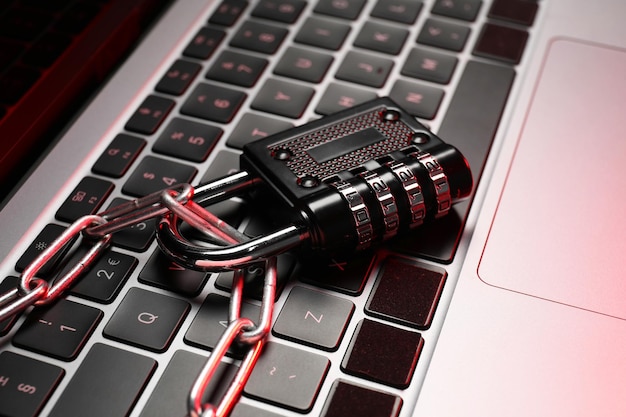 Seguridad cibernética Cerraduro de combinación de metal con cadena en un portátil de primer plano