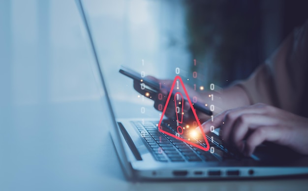 Seguridad cibernética Cibercrimen en Internet Hacker que trabaja en la computadora Información comprometida
