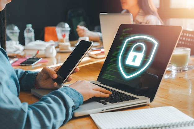 Seguridad cibernética concepto de crimen digital Persona que escribe en el teclado de la computadora experto en ciberseguridad que trabaja en el acceso seguro a Internet para proteger el servidor contra el cibercrimen protección de datos de hackersx9