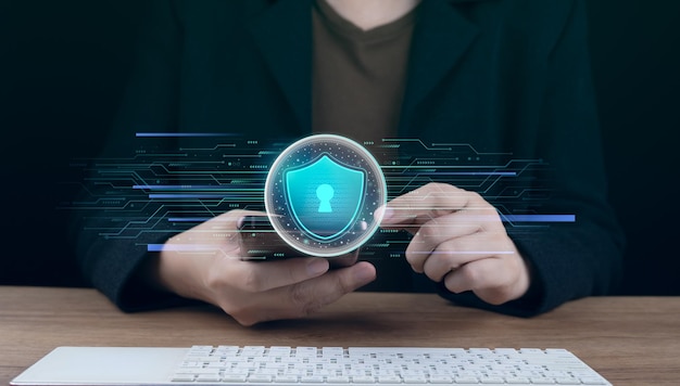 Seguridad cibernética y protección de datos Empresario que utiliza una computadora portátil Seguridad de la red de Internet Proteger los datos de transacciones comerciales y financieras de ataques cibernéticos