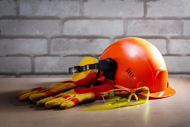 Foto la seguridad en la construcción es el primer concepto. casco de protección, auriculares, guantes y gafas.