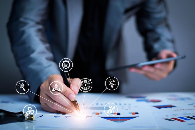 Seguridad financiera Los empresarios realizan transacciones financieras a través de sistemas digitales de seguridad cibernética comercio en línea seguro criptomonedas negocio en línea seguro candado espacio de copia de seguridad