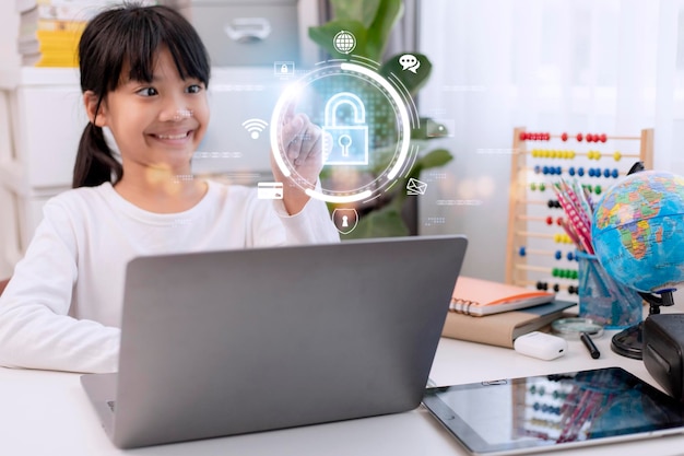 Seguridad infantil en línea Niña pequeña que usa una computadora portátil en casa icono de la aplicación de bloqueo de Internet en primer plano