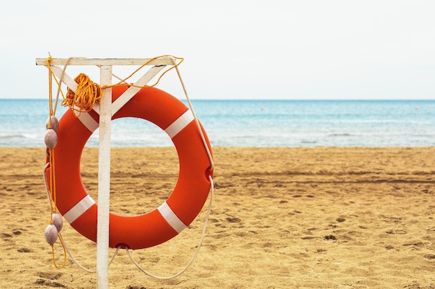 Foto seguridad en el mar aro salvavidas en la playa con espacio de copia