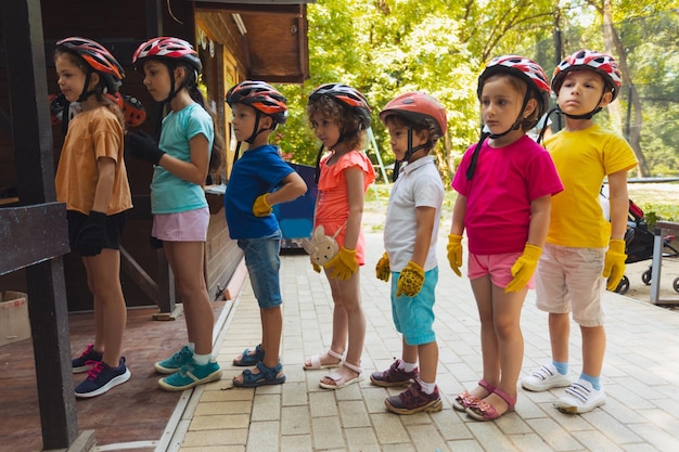 Seguridad de los niños que trepan en el parque de cuerdas.