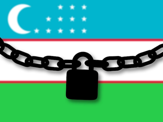 Seguridad de Uzbekistán Silueta de una cadena y candado sobre bandera nacional