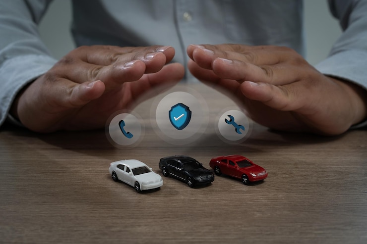 Foto seguro de automóvel protege o escudo de automóvel com o conceito de seguro de automóvel