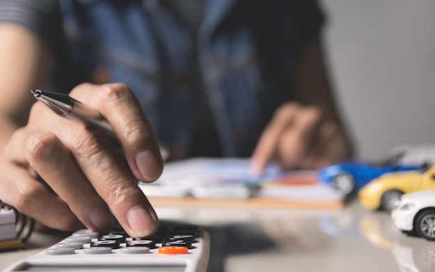 Seguro de carro e serviço de carro. mulher de negócios e carro de brinquedo, negócios e conceito financeiro.