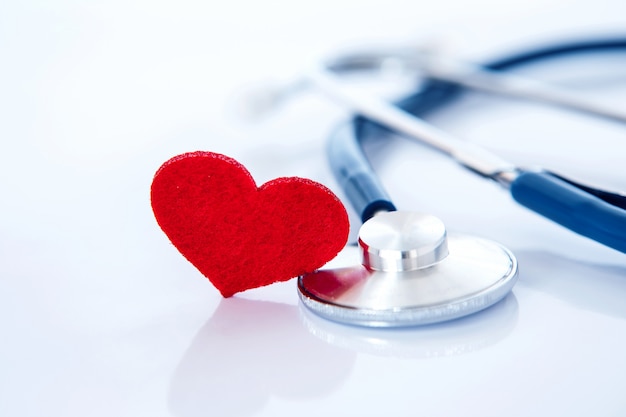 Seguro de saúde e conceito de doença cardíaca de cuidados de saúde médicos