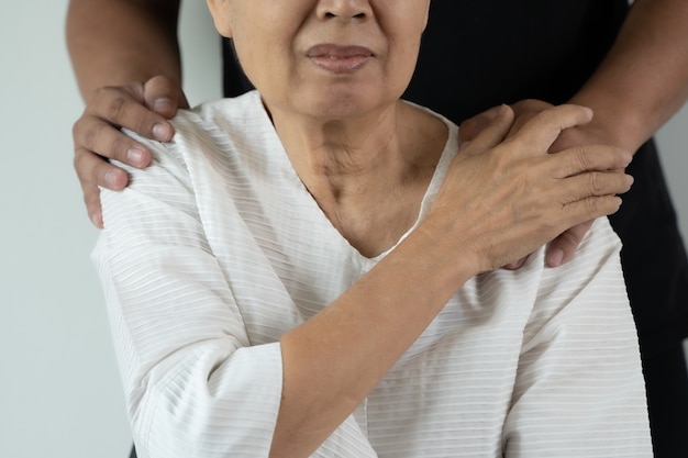 Seguro de saúde médico e idoso apoiando mãe idosa closeup fêmea em estabelecimento de cuidados a idosos recebe ajuda do hospital