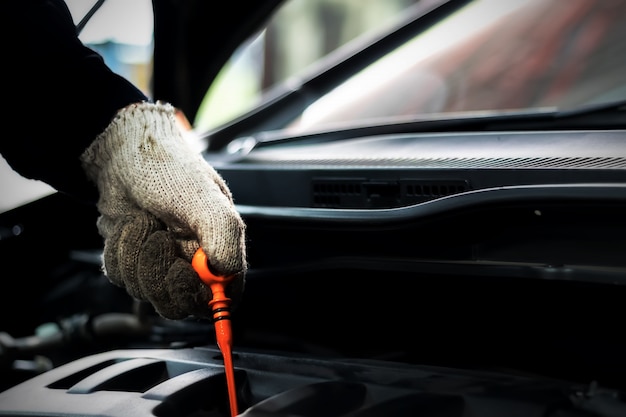 Seguro e confiante na condução. inspeção regular de carros usados