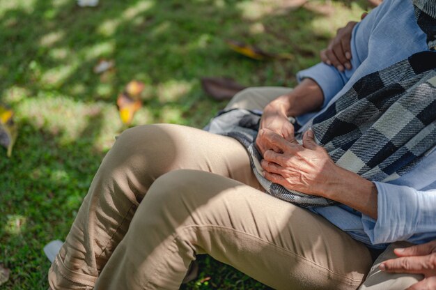 Seguro de jubilación de parejas mayores concepto de estilo de vida de ancianos Parejas mayores sentadas