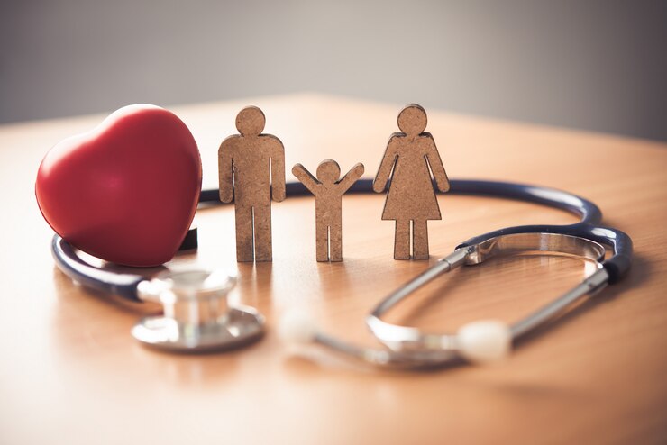 Foto seguro médico con familia y estetoscopio en escritorio de madera