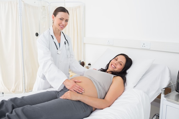 Seguro médico femenina con mujer embarazada
