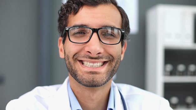 Seguro médico masculino en un primer plano del centro de investigación