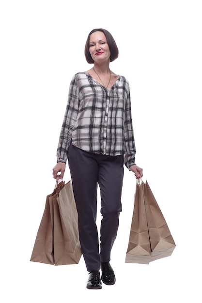 Seguro mujer madura con bolsas de compras aislado sobre un fondo blanco.