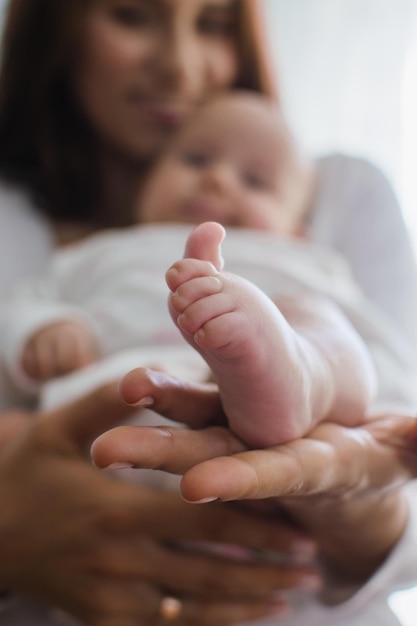 Seguro de salud para bebés recién nacidos Seguro de vida para recién nacidos Madre sosteniendo en manos pies de