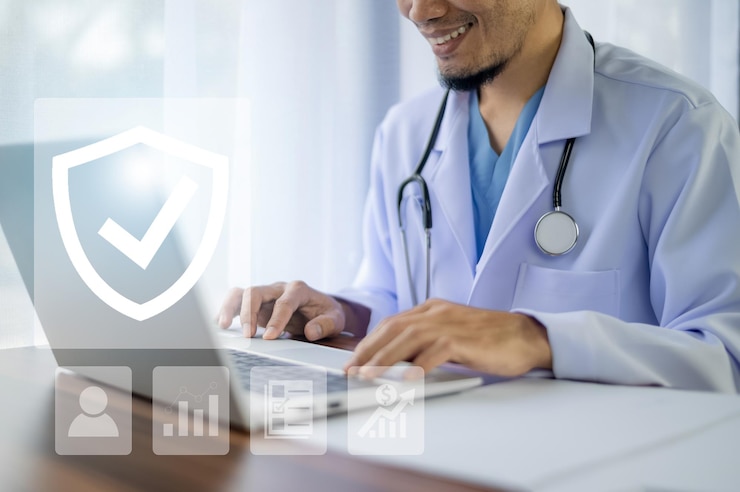 Foto seguro de salud médico que trabaja en el consultorio del hospital y el concepto de tecnología de pantalla visual seguro de vida atención médica y curativa
