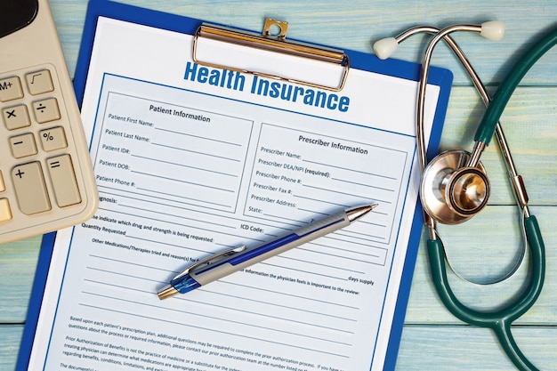 Seguro saúde com formulário de solicitação de seguro e estetoscópio