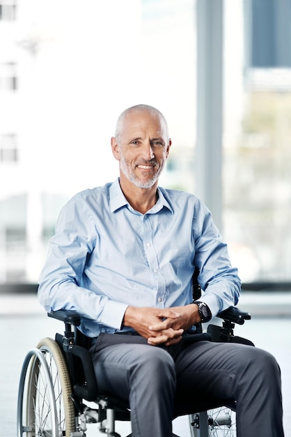 Foto seguro de silla de ruedas y retrato de un hombre con discapacidad en un hospital para rehabilitación atención médica para discapacitados y un paciente mayor con una sonrisa en una clínica de enfermería y recuperación