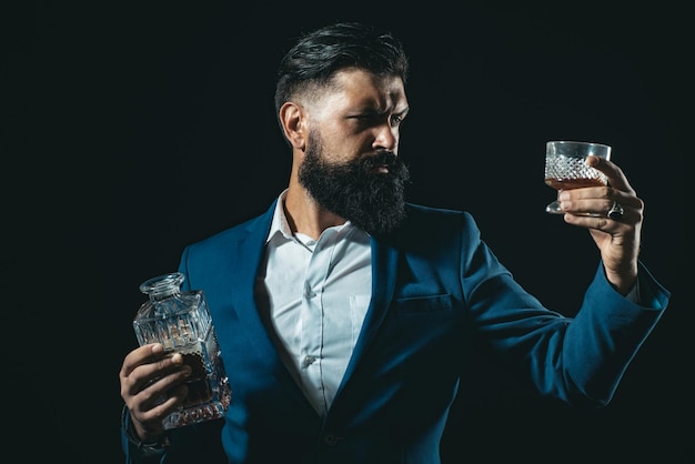 Seguro welldressed hombre con vaso de whisky grave mujer triste tener adicción al alcohol hombre drinki