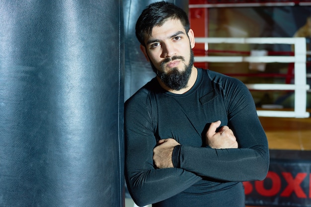 Seguros de boxeador barbudo en gimnasio