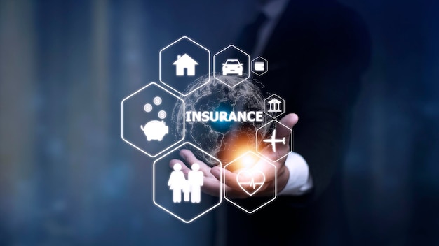 Seguros en línea en pantalla virtual Vida automóvil propiedad salud y familia Internet y concepto de tecnología digital