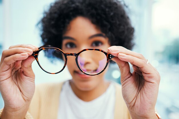 Sehbrille in den Händen und Frau mit Augenpflege, Wellness und Überprüfung der Rahmen- oder Linsenqualität, Krankenversicherung und Sehverbesserung, Designer-Brillenzoom mit kosmetischem Zubehör und Optometrie