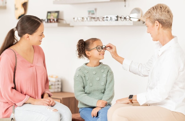 Sehbrille Mutter und Kind mit Optometrist für Augenpflegeberatung verschreibungspflichtige Brillen oder Sehtest Optometrie-Linsengeschäft Augenheilkunde medizinische Unterstützung und Patient bei der Augenuntersuchung