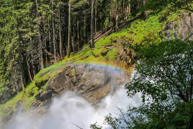 Sehen Sie den alpinen inspirierenden Krimmler Wasserfall in den Bergen am Sommertag an. Trekking im Nationalpark Hohe Tauern, Österreich