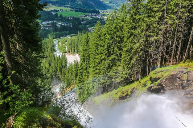 Sehen Sie den alpinen inspirierenden Krimmler Wasserfall in den Bergen am Sommertag an. Trekking im Nationalpark Hohe Tauern, Österreich