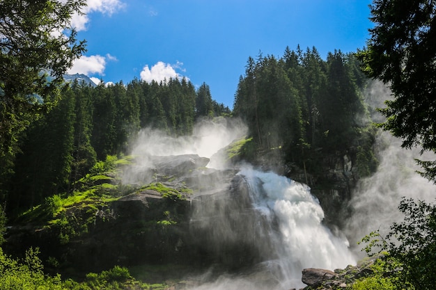 Sehen Sie den alpinen inspirierenden Krimmler Wasserfall in den Bergen am Sommertag an. Trekking im Nationalpark Hohe Tauern, Österreich