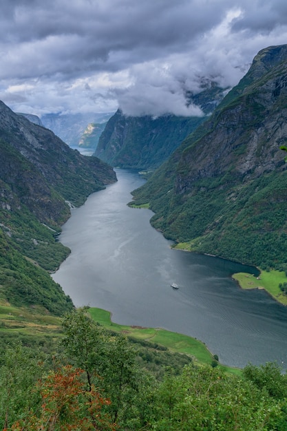 Sehen Sie hoch schönen norwegischen Sognefjord.