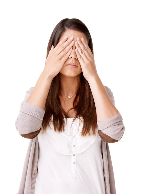 Foto sehen sie kein übel leger gekleidete junge frau mit ihren händen, die ihre augen bedecken