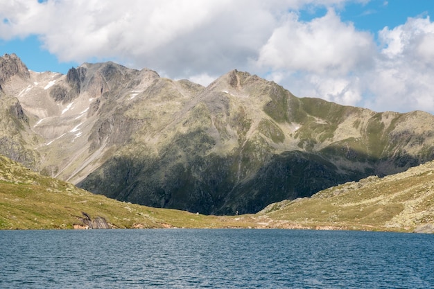 Sehen Sie Marjelen-Seen, Szenen in den Bergen, Route des großen Aletschgletschers im Nationalpark Schweiz, Europa. Sommerlandschaft, blauer Himmel und sonniger Tag