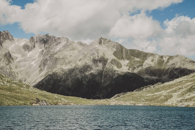 Sehen Sie Marjelen-Seen, Szenen in den Bergen, Route des großen Aletschgletschers im Nationalpark Schweiz, Europa. Sommerlandschaft, blauer Himmel und sonniger Tag