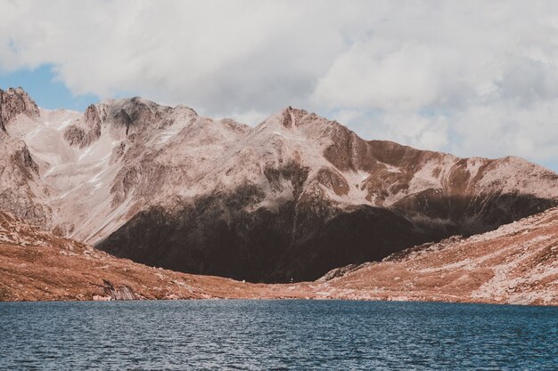 Sehen Sie Marjelen-Seen, Szenen in den Bergen, Route des großen Aletschgletschers im Nationalpark Schweiz, Europa. Sommerlandschaft, blauer Himmel und sonniger Tag