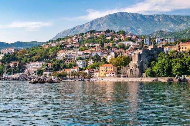 Sehen Sie sich das Foto einer Stadt in Montenegro an, das vom Wasser aus aufgenommen wurde