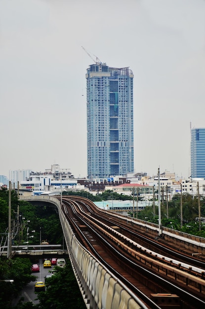 Sehen Sie sich das Landschaftsbild der Stadt Bangkok und den Bürogebäudeturm mit BTS-Skytrain an, der thailändische Passagiere und ausländische Reisende am Bahnhof Bang Na in Bangkok Thailand sendet und empfängt