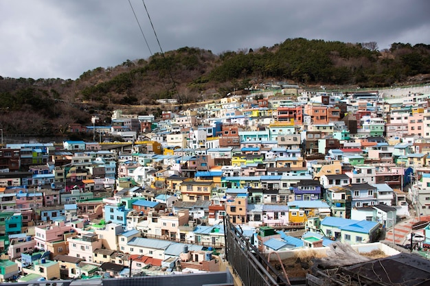 Sehen Sie sich das Landschaftsbild des Gamcheon Culture Village und des farbenfrohen Reihenhauses oder Santorini der Stadt Pusan für Koreaner an, die ausländische Reisende am 18. Februar 2023 in Busan Südkorea besuchen