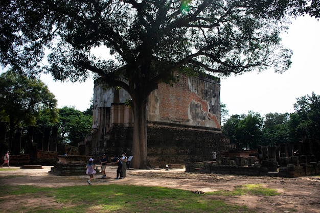 Sehen Sie sich den Landschaftsgartenpark und die antiken Ruinen an, die den Ubosot des Wat Si Chum-Tempels und die antike Buddha-Statue für Thais und ausländische Reisende besuchen, die den Sukhothai Historical Park in Thailand besuchen